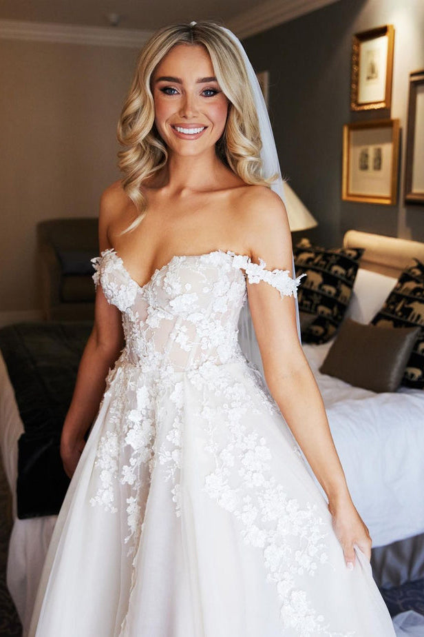 Charming Ball Gown Sweetheart Tulle Wedding Dresses with Lace